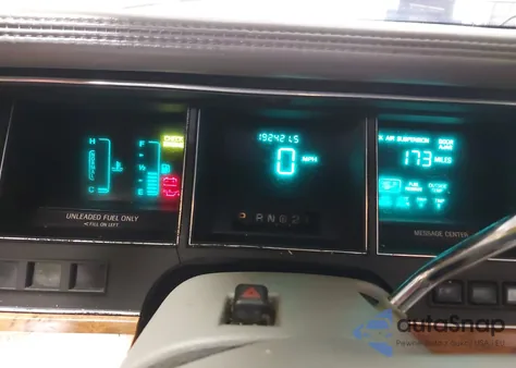 1994 Lincoln Town Car Executive из США, поврежденный, VIN 1LNLM81W7RY620177